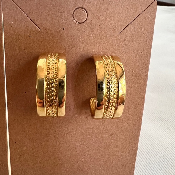 2 Pair of Vintage Monet Gold tone Pierced earrings - Picture 11 of 11